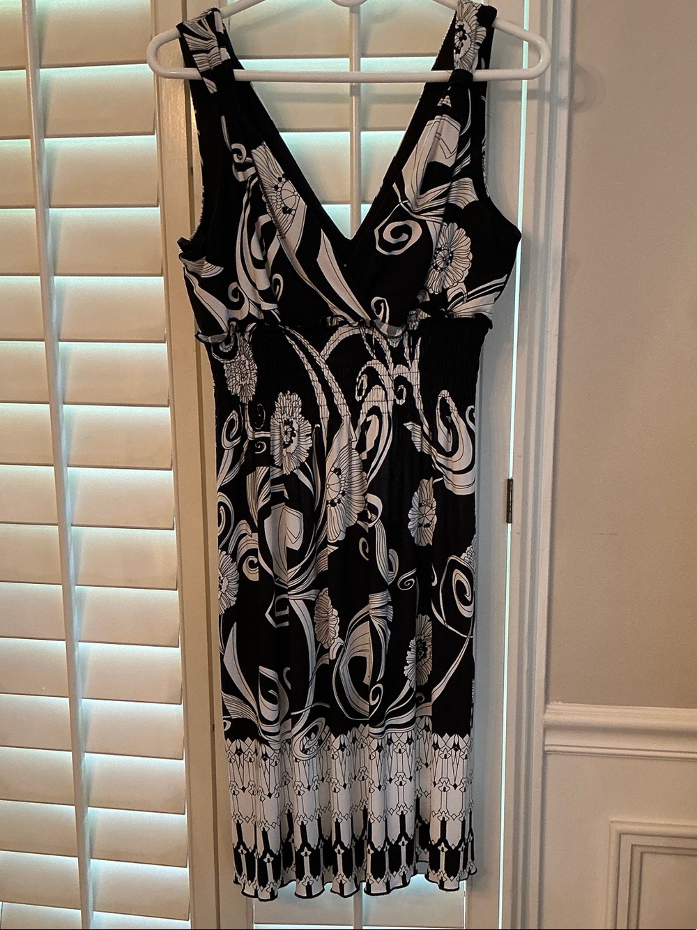 Enfocus Studio Black & White Floral V‑Neck Smocked Midi Dress